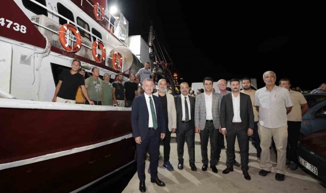 Kocaeli'de balıkçılar havai fişek eşliğinde denize açıldı