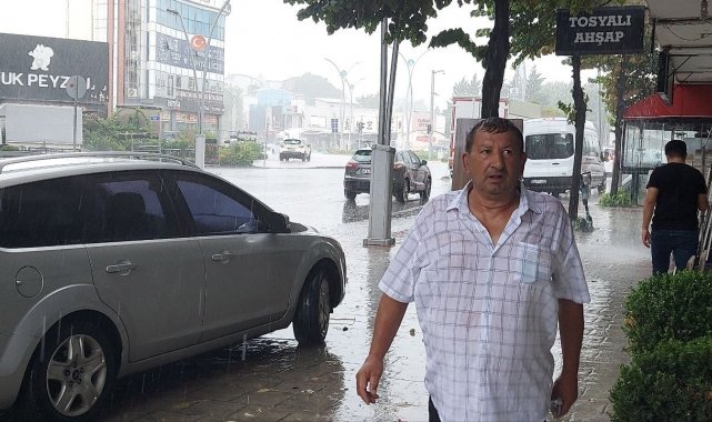 Kocaeli'de sağanak yağmur hayatı olumsuz etkiledi, caddeler sular altında kaldı