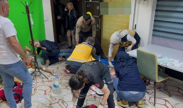 Komşu esnaf arasında bıçak ve sopalı 'sigara izmariti' kavgası: 4 yaralı