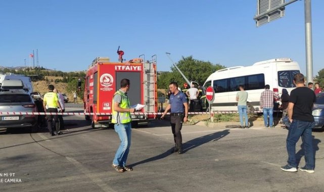 Kontrolden çıkan okul servisi, iki araca çarptı: 7'si öğrenci 8 yaralı