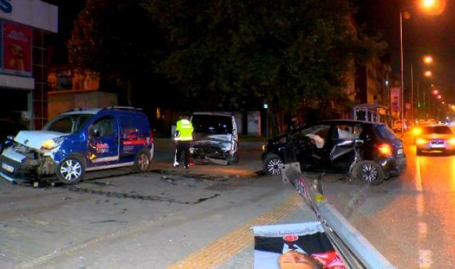 Kontrolden çıkan otomobil aydınlatma direği ile 2 araca çarptı; aydınlatma direği yoldan geçen otomobilin üzerine devrildi