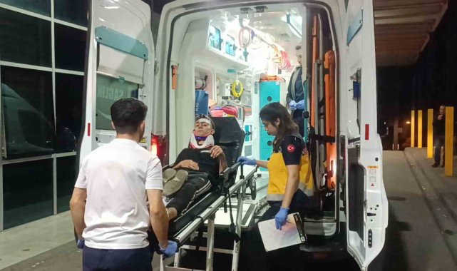 Kontrolünü kaybeden motokurye yere savrularak yaralandı