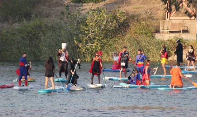 Kostümleriyle geldikleri Seyhan Nehri'nde kürek sörfünü festivale çevirdiler