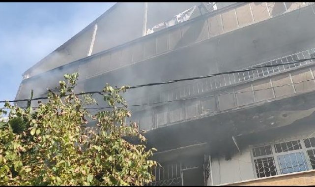 Küçükçekmece'de 3 katlı binada yangın