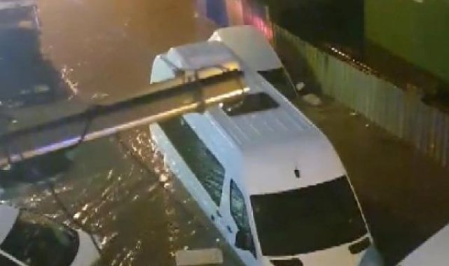 Küçükçekmece'de sokaktaki araçlar sel sularında böyle sürüklendi
