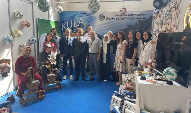 Kulalı kadınların ürettiği el dikimi toplar görücüye çıktı