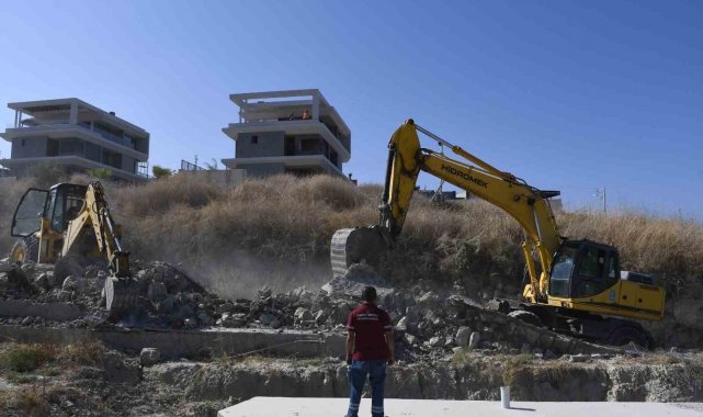 Kuşadası Belediyesi kaçak yapılaşmaya geçit vermiyor