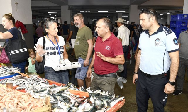 Kuşadası'ndaki balık tezgahlarında sağlık ve hijyen denetimi yapıldı