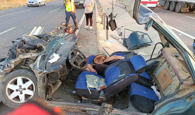 Kütahya'da bariyerlere çarpan otomobil hurda yığınına döndü: 3 yaralı