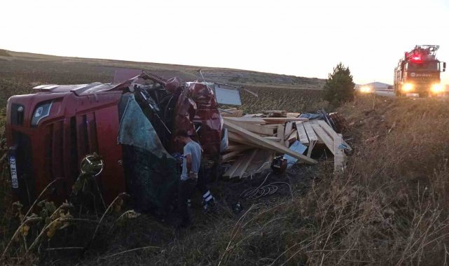 Kütahya'da kereste yüklü kamyon devrildi: 1 ölü