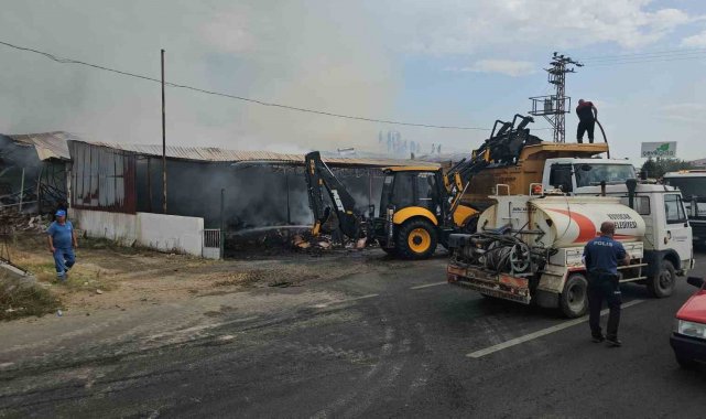 Kuyucak'taki gıda işletmesinde çıkan yangın kontrol altına alındı