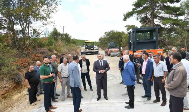 Lapseki'de beton yol yapımı çalışmaları devam ediyor