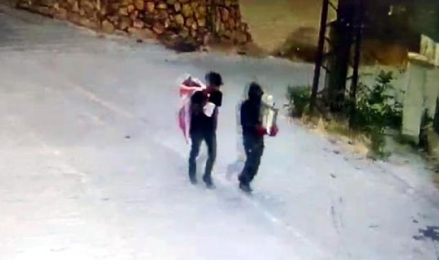 Liseden çaldıkları malzemeleri taşırken kameraya yakalandılar