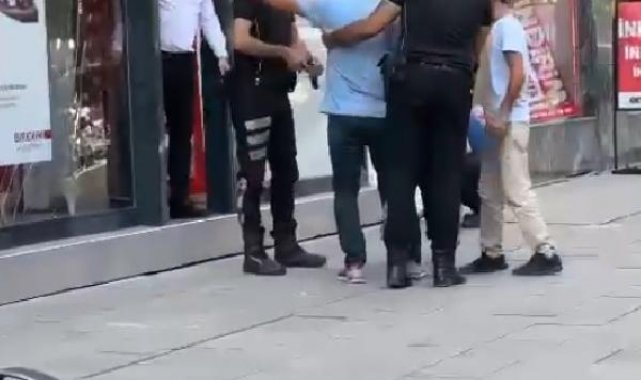 Mağdur edildiği iddiasıyla, tüfekle iş yerini bastı