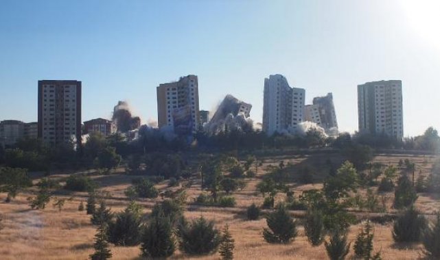 Malatya'da 15 katlı ağır hasarlı 9 bina patlayıcıyla yıkıldı