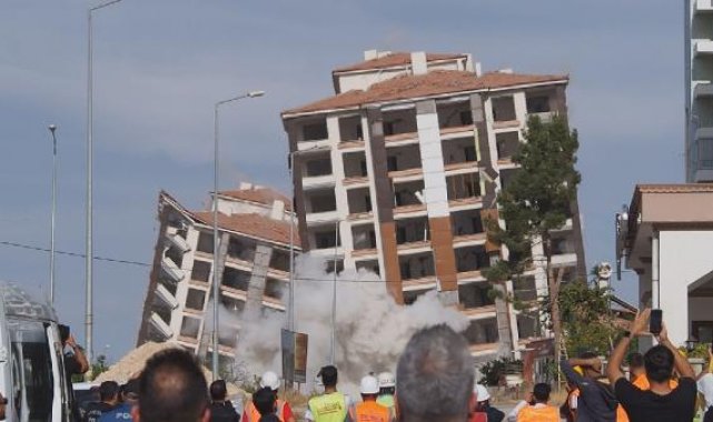 Malatya'da ağır hasarlı 2 bina, patlayıcı ile yıkıldı