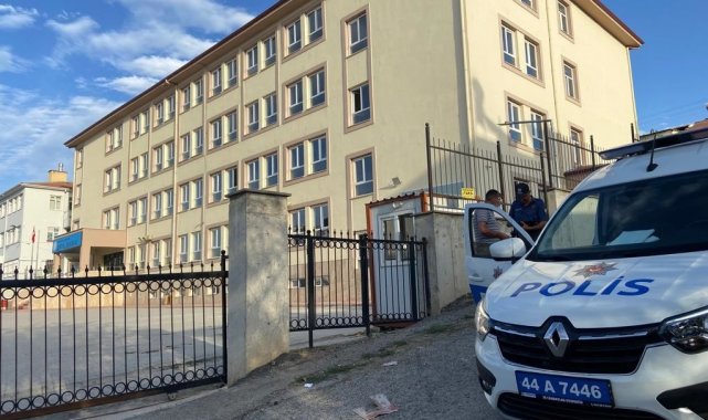 Malatya'da polis ekipleri okul önlerinde denetim yaptı