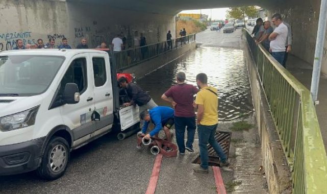 Maltepe'de kuvvetli yağış sonrası cadde ve alt geçit göle döndü