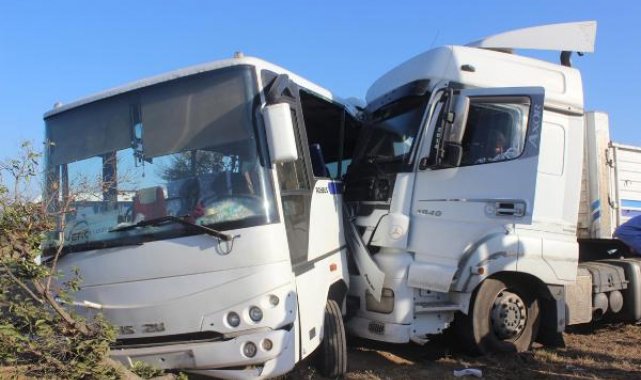 Manisa'da işçi servisi ile TIR çarpıştı: 1'i ağır 23 yaralı