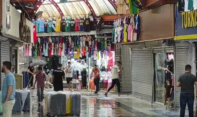 Marmaris'te sağanak yağış sonrası kapalı çarşıyı su bastı