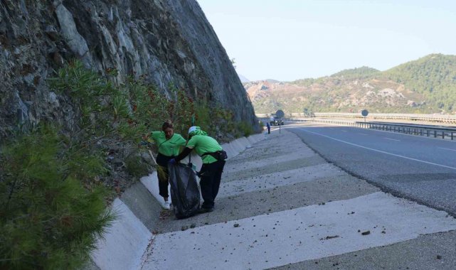 Marmaris'te yoldan geçenlerin attığı çöpler temizlendi