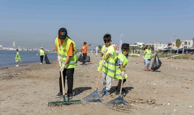 Mersin'de Karaduvar sahilinde temizlik çalışması yapıldı