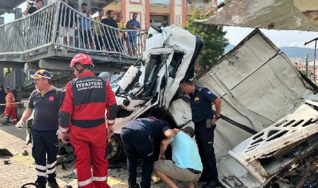 Milas'ta üst geçidin ayağına çarpan TIR'ın sürücüsü öldü