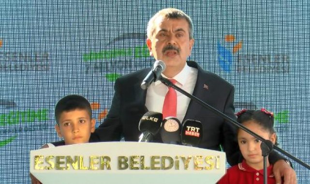Milli Eğitim Bakanı Tekin Esenler'de defter dağıtım törenine katıldı