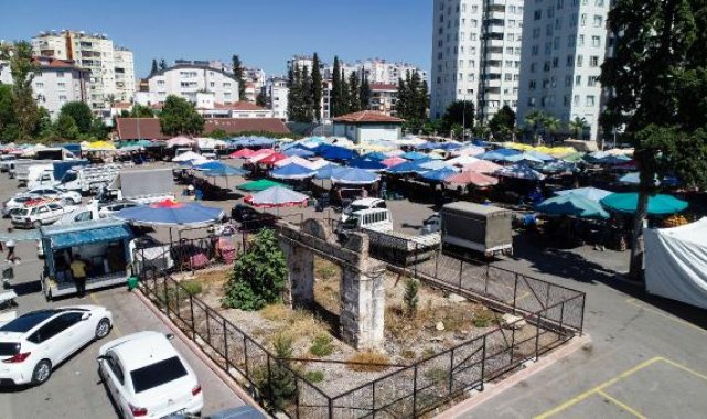 Milli Mücadele'ye tanıklık eden kapı, pazarın ortasında kaldı