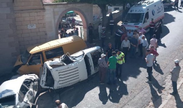 Minibüs, park halindeki 6 araç ve yayalara çarptı: 1 ölü, 2 yaralı