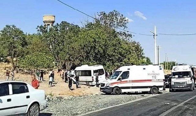 Minibüsle traktör kafa kafaya çarpıştı: 4'ü çocuk, 15 yaralı