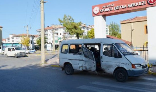Minibüsler kavşakta çarpıştı: 5 yaralı