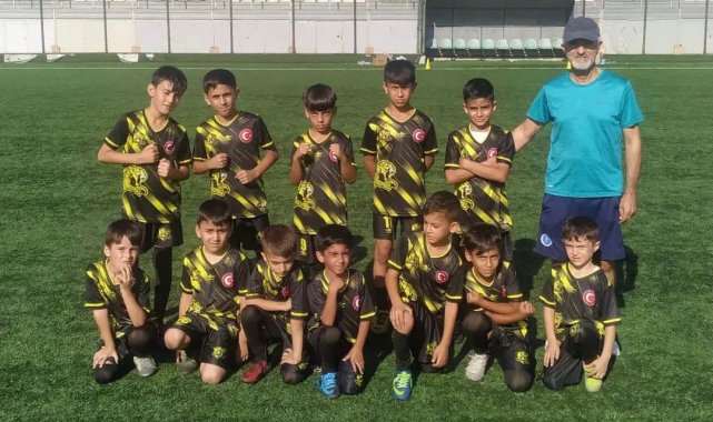 Minik futbolculardan temizlik dersi