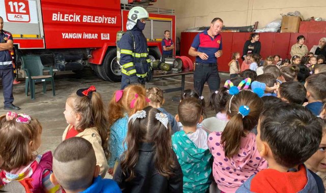 Minik öğrencilerden itfaiyeye aracına hayran kaldı