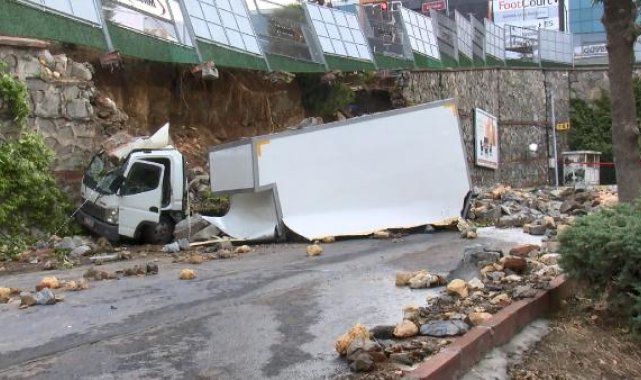Mobilyacılar sitesinde çöken duvar kamyoneti ikiye ayırdı