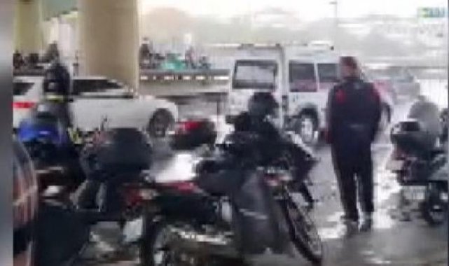 Motosiklet sürücüleri sağanak yağış nedeniyle saatlerce alt geçitte bekledi