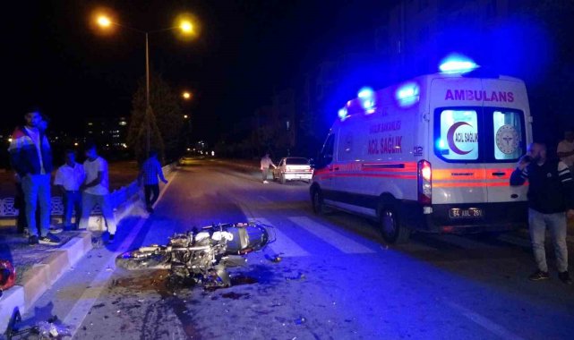 Motosikletin kamyonete çarptığı kazada kişi 2 öldü, kaza anı kamerada