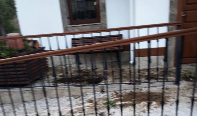 Muhtarlık binasına verilen zararın altından çocuklar çıktı