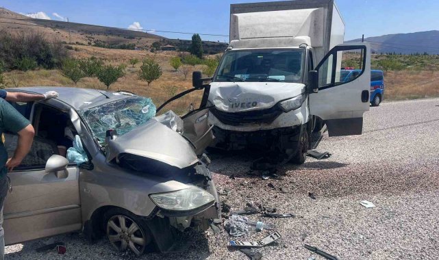 Nakliye kamyonu ile otomobil kafa kafaya çarpıştı: 4 yaralı