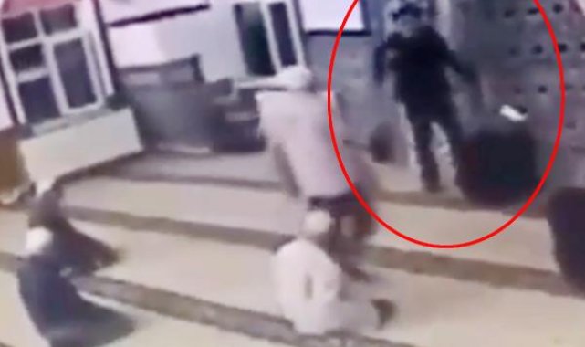 Namaz sırasında ayakkabılarıyla camiye girip, imama bağırdı