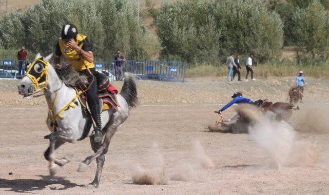 Nefeslerin tutulduğu Türkiye Cirit Şampiyonasında 3 sporcu attan düştü