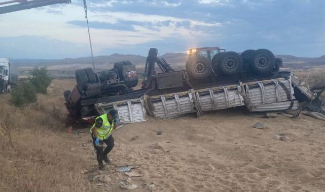 Nevşehir'de virajı alamayan TIR devrildi: 1 ölü, 1 yaralı