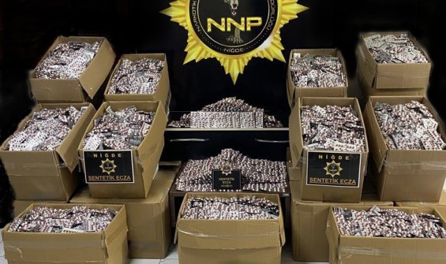 Niğde'de tırda yapılan aramada 308 bin adet sentetik ecza maddesi bulundu