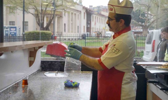Okuduğu haberden etkilenerek mavi kapak biriktirmeye başlayan döner ustası, engellilere umut oluyor