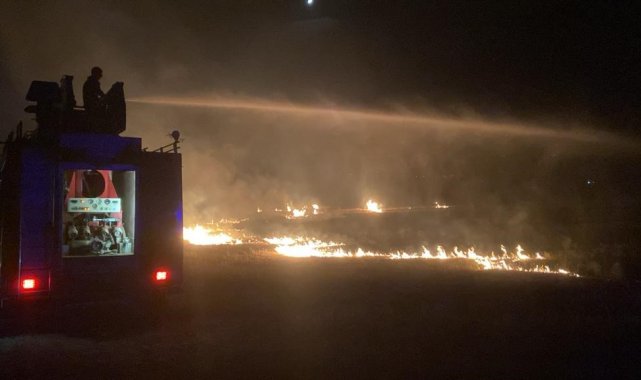 Otluk arazide çıkan yangın geceyi aydınlattı