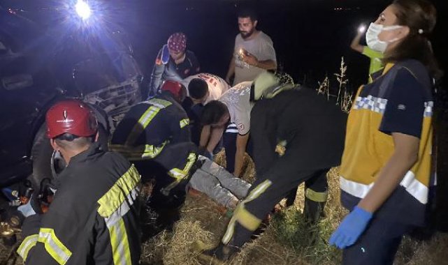 Otomobilin tarlaya devrildiği kazada arka koltuktan fırlayıp aracın altında kaldı; 4 yaralı