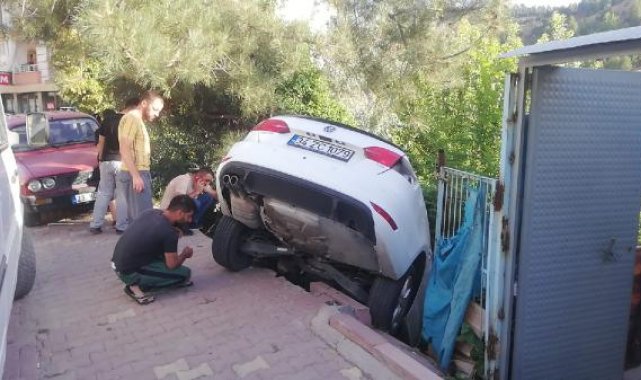 Park etmeye çalıştığı otomobiliyle yağmur suyu kanalına düştü