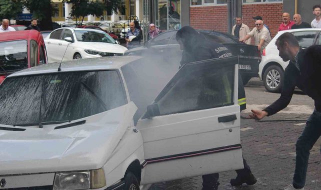 Park halindeki otomobilde yangın