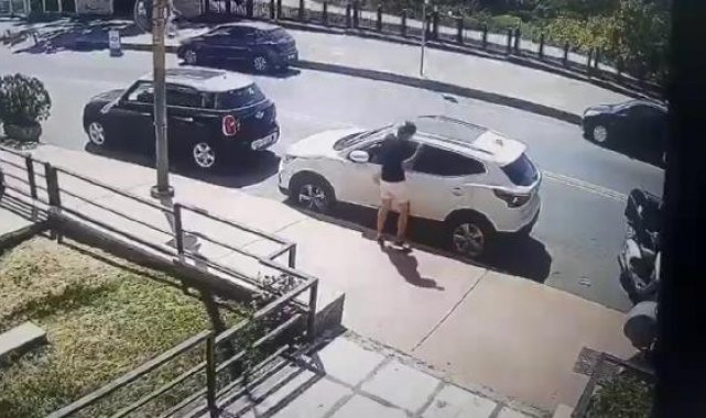 Park halindeki otomobillerin içinde bırakılan eşyaları çalan şüpheliler kamerada