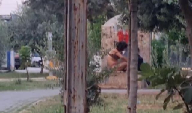 Parktaki çeşmede, iç çamaşırlarıyla banyo yaptı